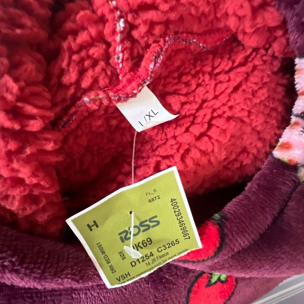 Strawberry Shortcake Sherpa Blanket Hoodie Burgundy Size XL Nwt - Picture 6 of 7